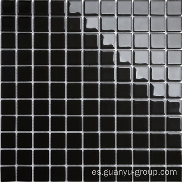 Mosaico de vidrio de color negro puro